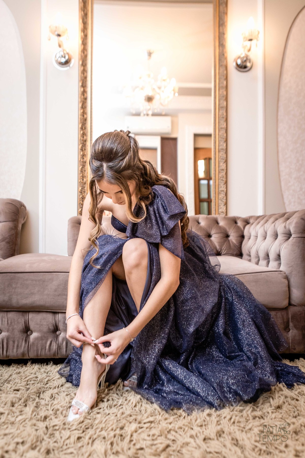 debutante, luxo, sofisticação, elegância, glamour, festa, cenário, brilho, requinte, estilo, decoração, vestido, balada, beleza, produção, exclusividade, juventude, comemoração, emoção, charme, iluminação, fotografia, ambiente, detalhes, evento, presença,