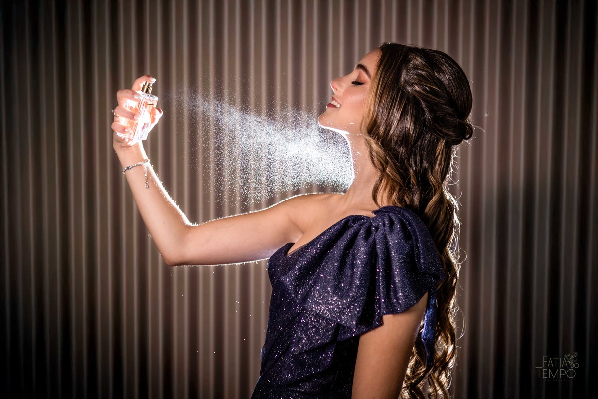 debutante, luxo, sofisticação, elegância, glamour, festa, cenário, brilho, requinte, estilo, decoração, vestido, balada, beleza, produção, exclusividade, juventude, comemoração, emoção, charme, iluminação, fotografia, ambiente, detalhes, evento, presença,