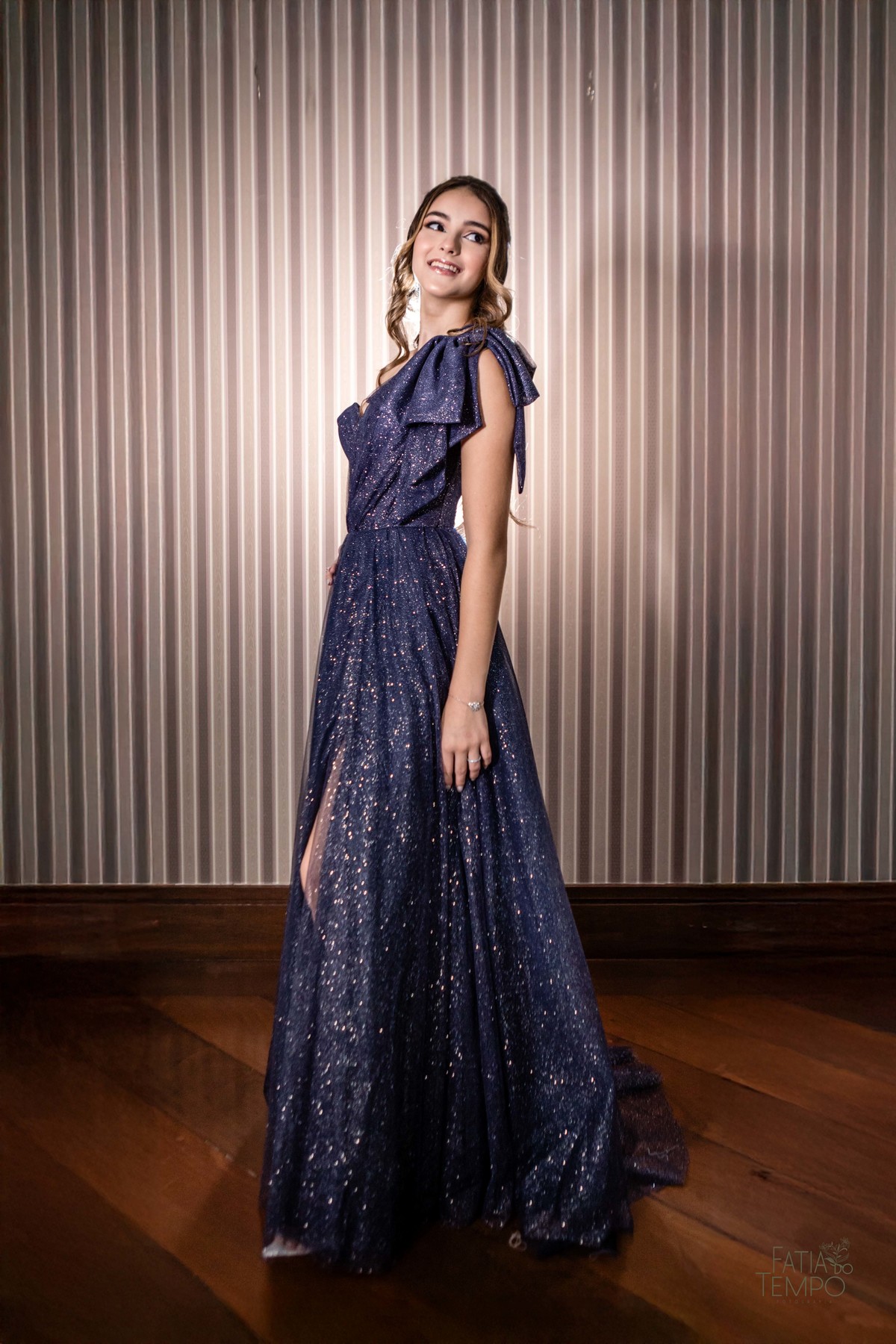 debutante, luxo, sofisticação, elegância, glamour, festa, cenário, brilho, requinte, estilo, decoração, vestido, balada, beleza, produção, exclusividade, juventude, comemoração, emoção, charme, iluminação, fotografia, ambiente, detalhes, evento, presença,