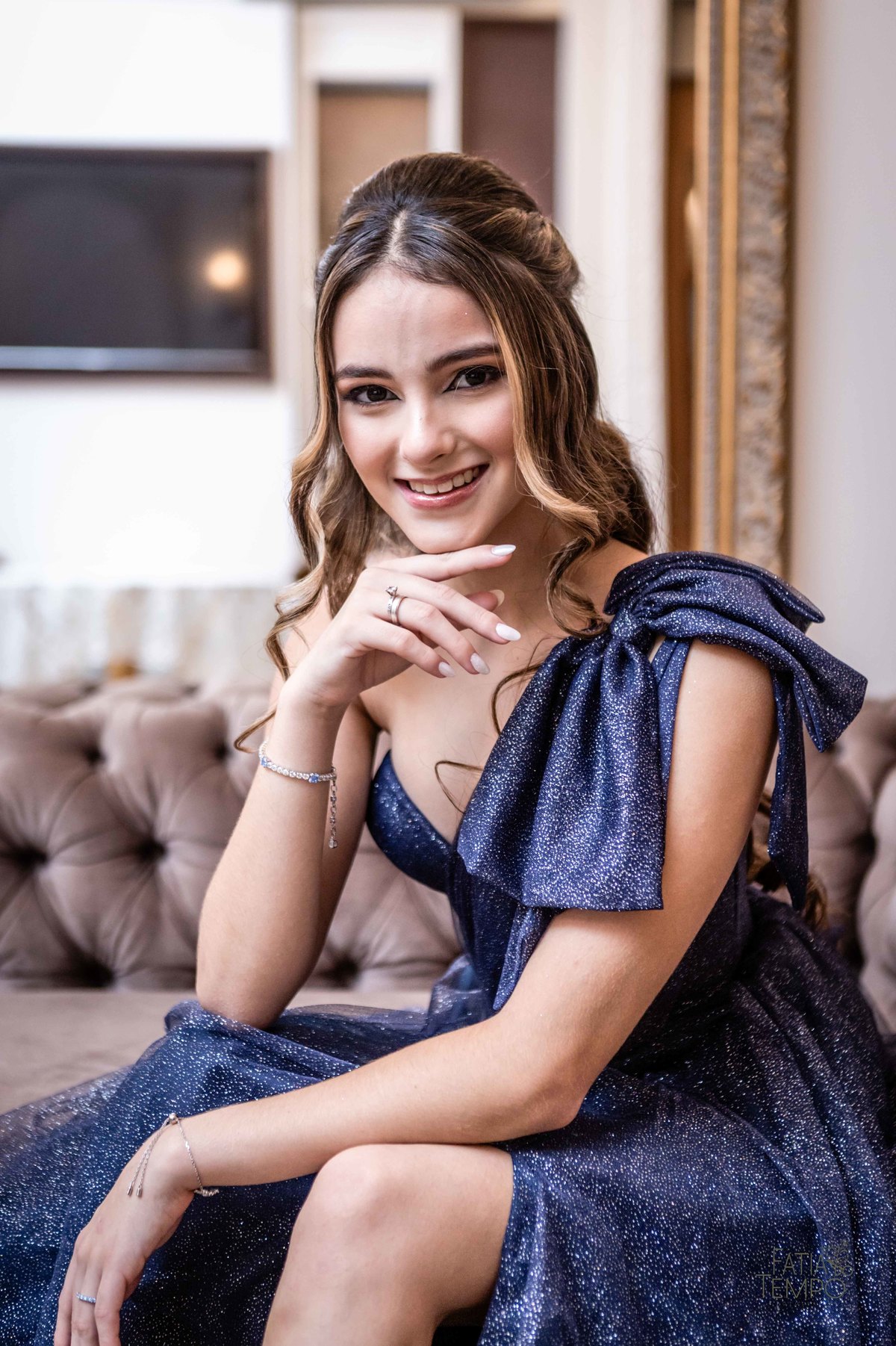 debutante, luxo, sofisticação, elegância, glamour, festa, cenário, brilho, requinte, estilo, decoração, vestido, balada, beleza, produção, exclusividade, juventude, comemoração, emoção, charme, iluminação, fotografia, ambiente, detalhes, evento, presença,