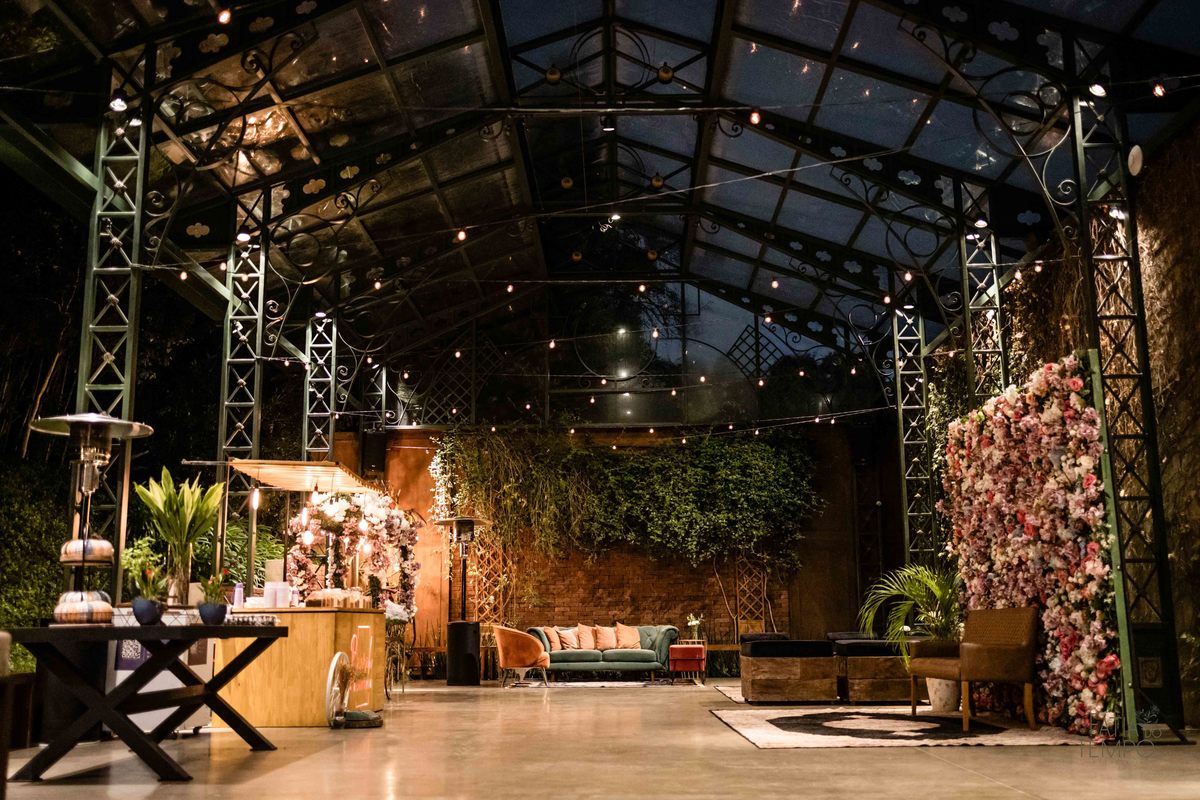 debutante, luxo, sofisticação, elegância, glamour, festa, cenário, brilho, requinte, estilo, decoração, vestido, balada, beleza, produção, exclusividade, juventude, comemoração, emoção, charme, iluminação, fotografia, ambiente, detalhes, evento, presença,