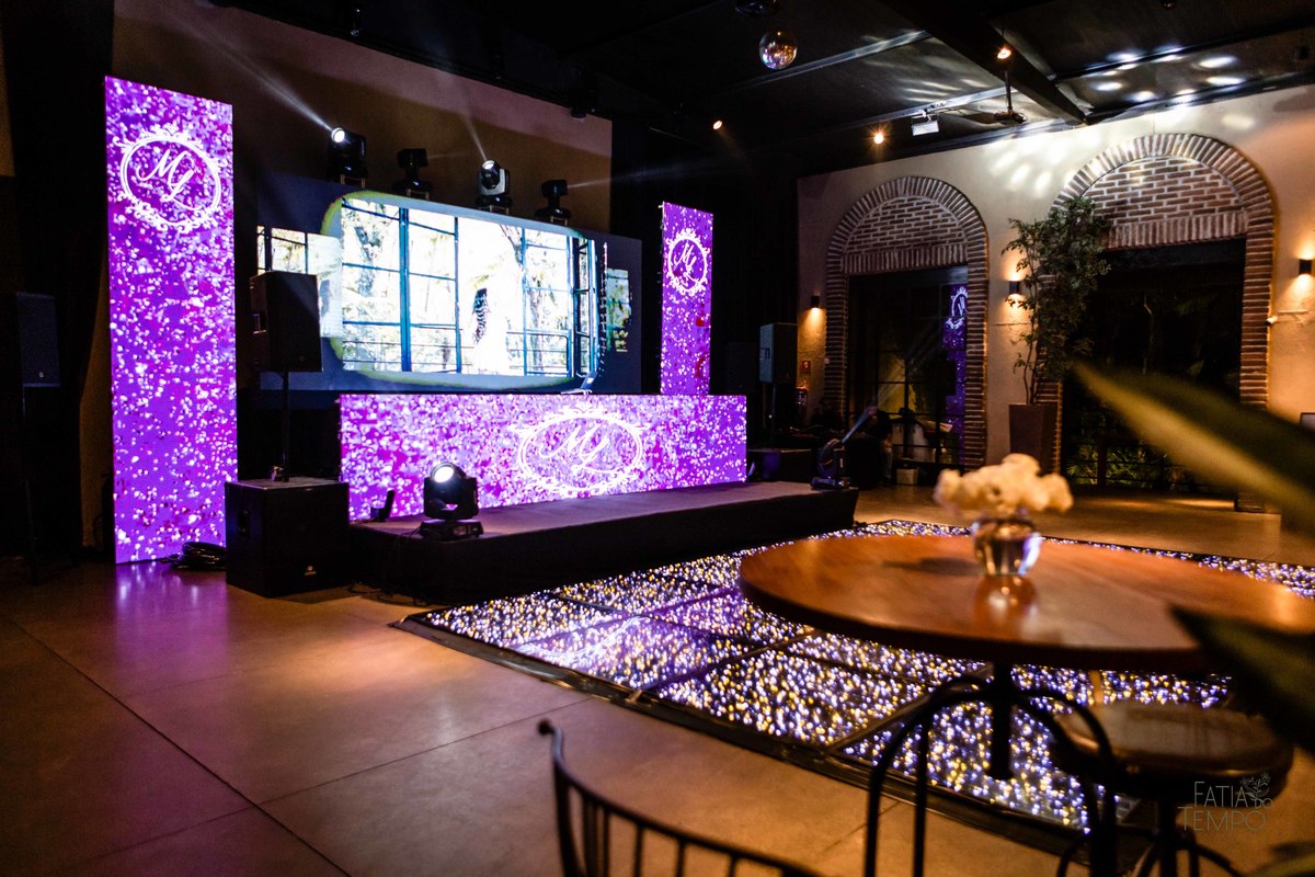 debutante, luxo, sofisticação, elegância, glamour, festa, cenário, brilho, requinte, estilo, decoração, vestido, balada, beleza, produção, exclusividade, juventude, comemoração, emoção, charme, iluminação, fotografia, ambiente, detalhes, evento, presença,