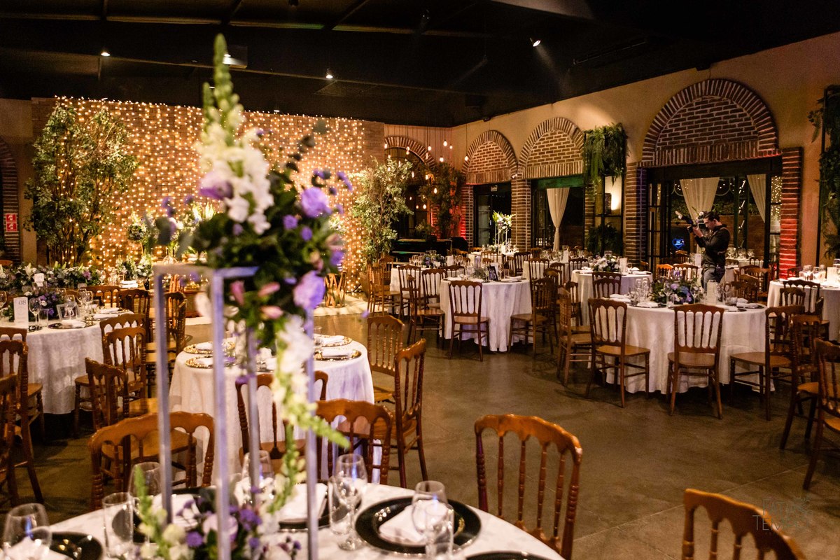 debutante, luxo, sofisticação, elegância, glamour, festa, cenário, brilho, requinte, estilo, decoração, vestido, balada, beleza, produção, exclusividade, juventude, comemoração, emoção, charme, iluminação, fotografia, ambiente, detalhes, evento, presença,