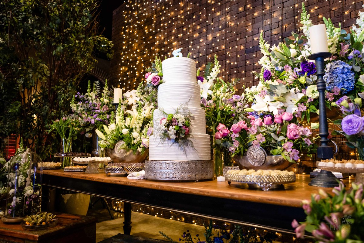 debutante, luxo, sofisticação, elegância, glamour, festa, cenário, brilho, requinte, estilo, decoração, vestido, balada, beleza, produção, exclusividade, juventude, comemoração, emoção, charme, iluminação, fotografia, ambiente, detalhes, evento, presença,