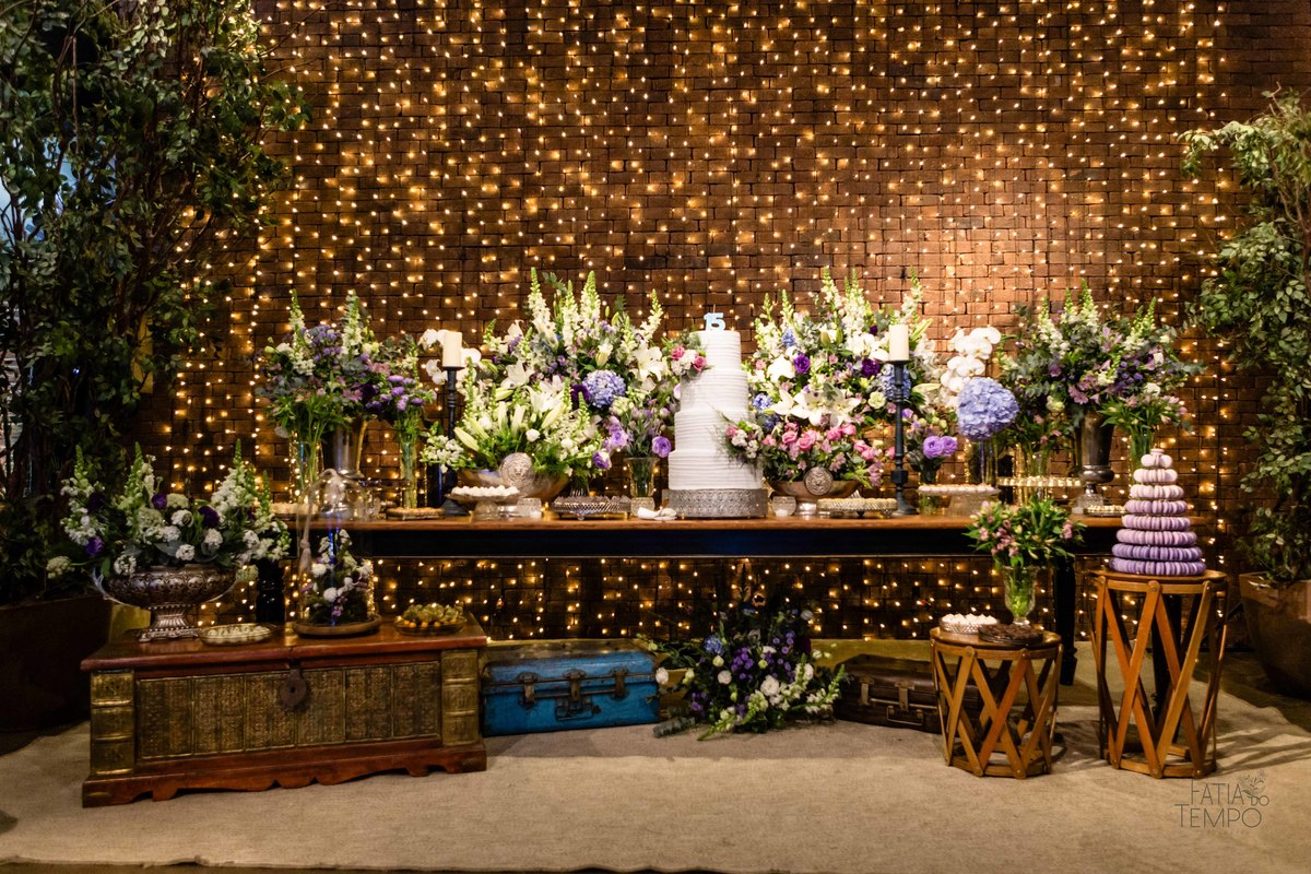 debutante, luxo, sofisticação, elegância, glamour, festa, cenário, brilho, requinte, estilo, decoração, vestido, balada, beleza, produção, exclusividade, juventude, comemoração, emoção, charme, iluminação, fotografia, ambiente, detalhes, evento, presença,