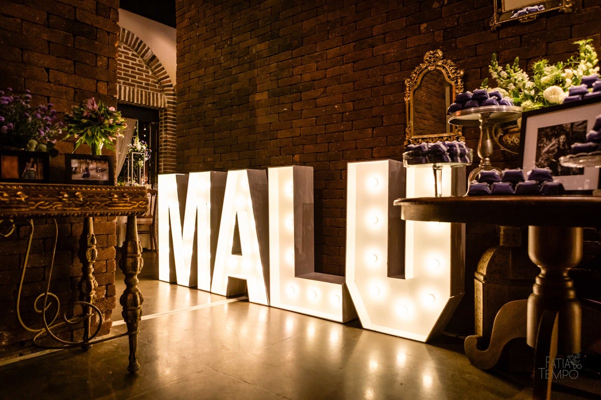 debutante, luxo, sofisticação, elegância, glamour, festa, cenário, brilho, requinte, estilo, decoração, vestido, balada, beleza, produção, exclusividade, juventude, comemoração, emoção, charme, iluminação, fotografia, ambiente, detalhes, evento, presença,