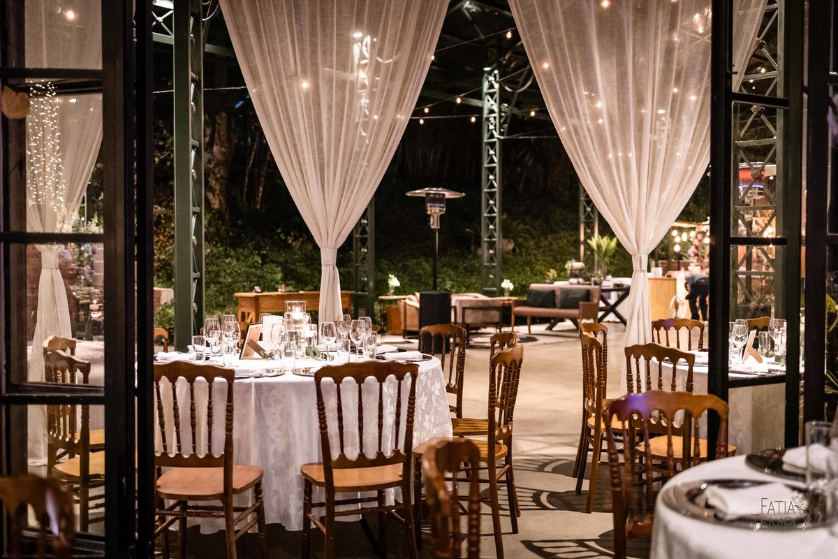 debutante, luxo, sofisticação, elegância, glamour, festa, cenário, brilho, requinte, estilo, decoração, vestido, balada, beleza, produção, exclusividade, juventude, comemoração, emoção, charme, iluminação, fotografia, ambiente, detalhes, evento, presença,