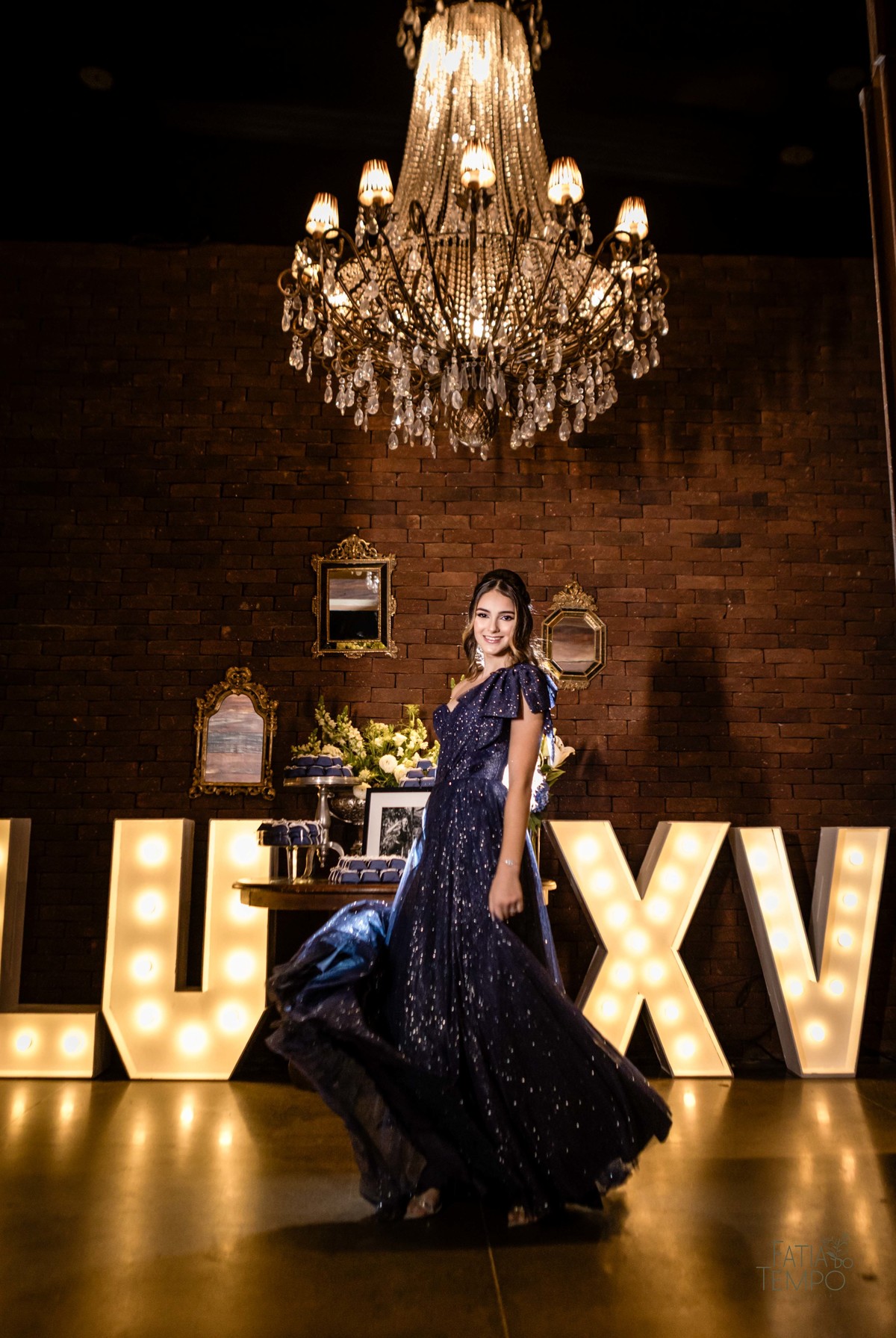 debutante, luxo, sofisticação, elegância, glamour, festa, cenário, brilho, requinte, estilo, decoração, vestido, balada, beleza, produção, exclusividade, juventude, comemoração, emoção, charme, iluminação, fotografia, ambiente, detalhes, evento, presença,