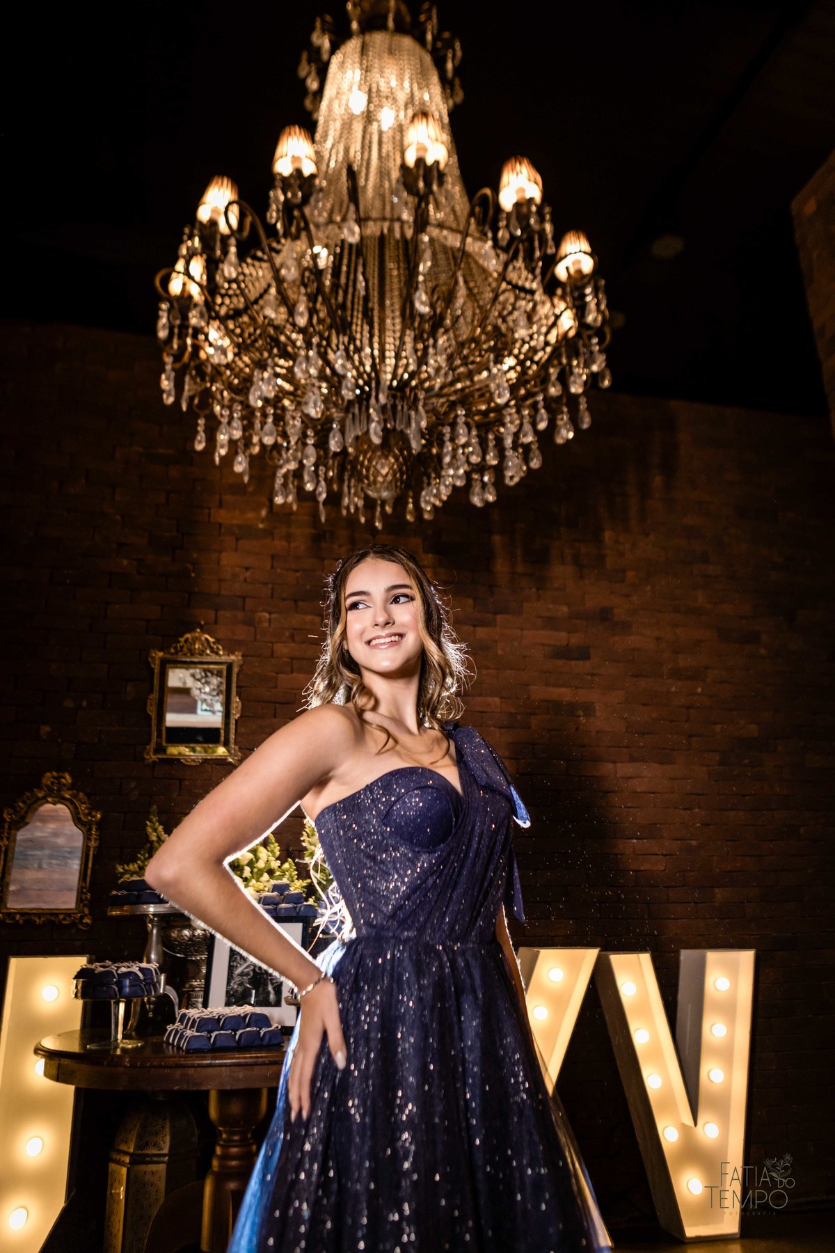 debutante, luxo, sofisticação, elegância, glamour, festa, cenário, brilho, requinte, estilo, decoração, vestido, balada, beleza, produção, exclusividade, juventude, comemoração, emoção, charme, iluminação, fotografia, ambiente, detalhes, evento, presença,