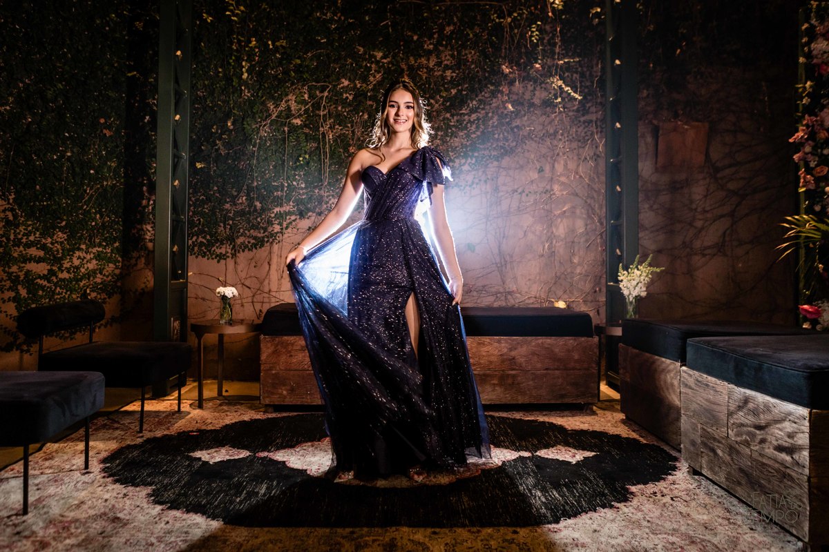debutante, luxo, sofisticação, elegância, glamour, festa, cenário, brilho, requinte, estilo, decoração, vestido, balada, beleza, produção, exclusividade, juventude, comemoração, emoção, charme, iluminação, fotografia, ambiente, detalhes, evento, presença,