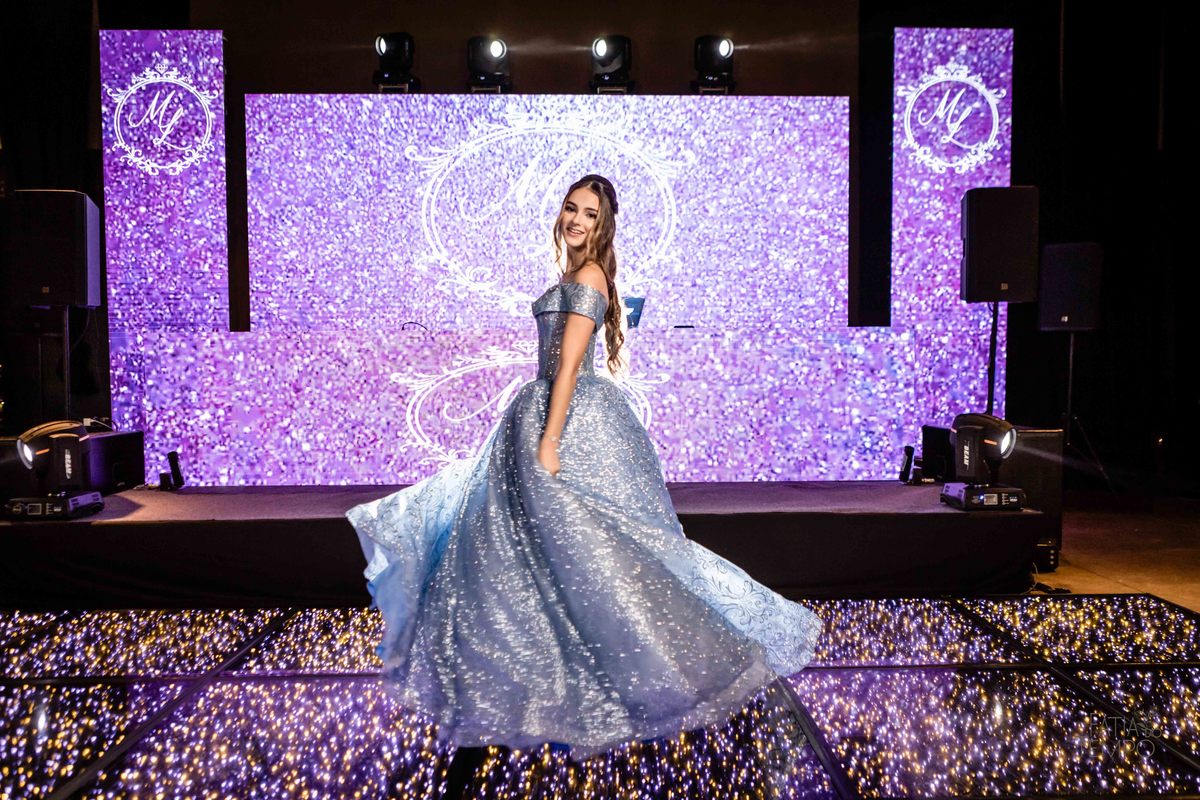 debutante, luxo, sofisticação, elegância, glamour, festa, cenário, brilho, requinte, estilo, decoração, vestido, balada, beleza, produção, exclusividade, juventude, comemoração, emoção, charme, iluminação, fotografia, ambiente, detalhes, evento, presença,