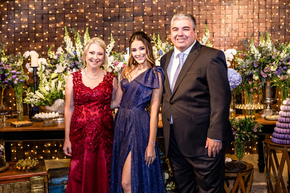 debutante, luxo, sofisticação, elegância, glamour, festa, cenário, brilho, requinte, estilo, decoração, vestido, balada, beleza, produção, exclusividade, juventude, comemoração, emoção, charme, iluminação, fotografia, ambiente, detalhes, evento, presença,