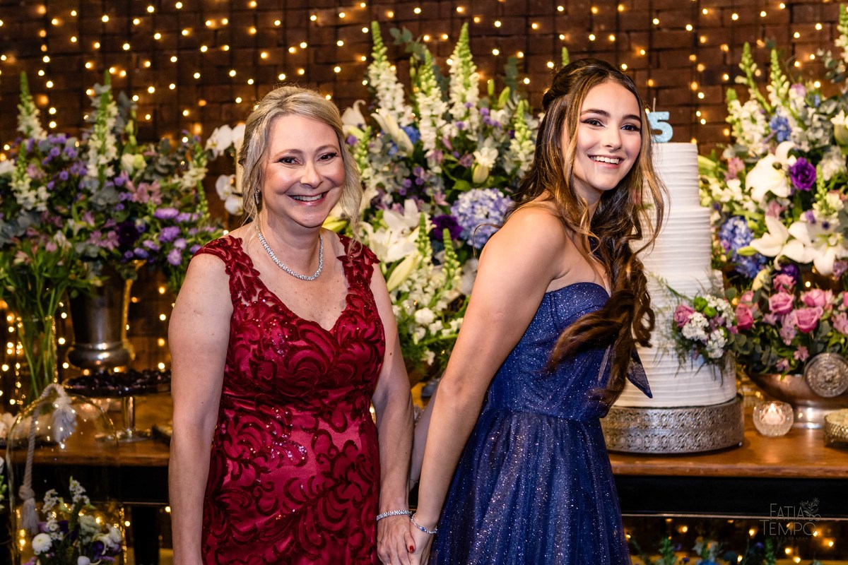 debutante, luxo, sofisticação, elegância, glamour, festa, cenário, brilho, requinte, estilo, decoração, vestido, balada, beleza, produção, exclusividade, juventude, comemoração, emoção, charme, iluminação, fotografia, ambiente, detalhes, evento, presença,