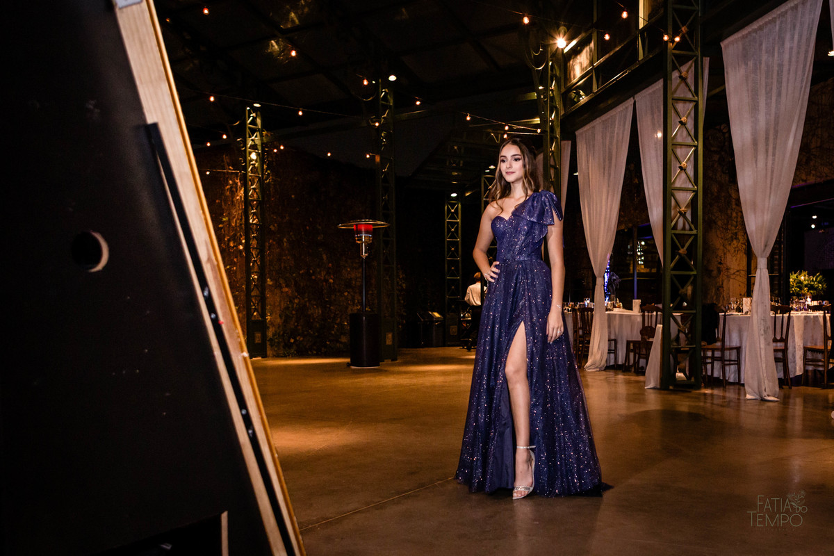 debutante, luxo, sofisticação, elegância, glamour, festa, cenário, brilho, requinte, estilo, decoração, vestido, balada, beleza, produção, exclusividade, juventude, comemoração, emoção, charme, iluminação, fotografia, ambiente, detalhes, evento, presença,