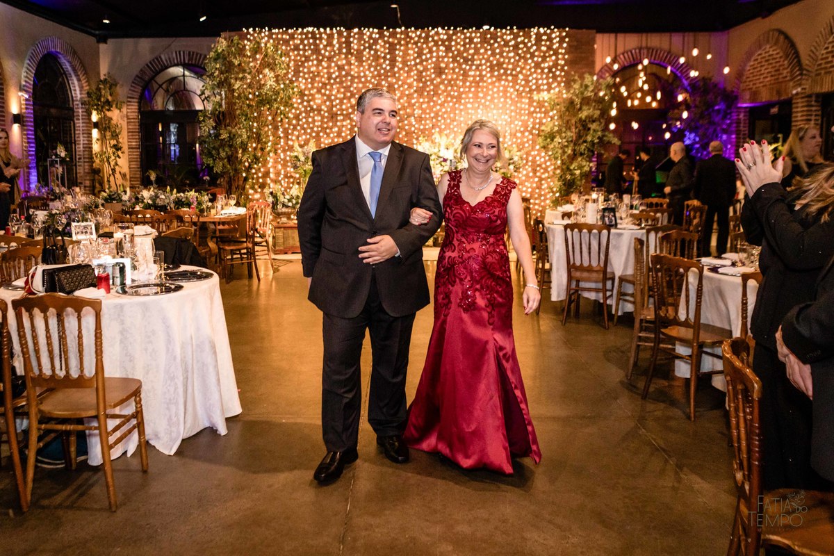 debutante, luxo, sofisticação, elegância, glamour, festa, cenário, brilho, requinte, estilo, decoração, vestido, balada, beleza, produção, exclusividade, juventude, comemoração, emoção, charme, iluminação, fotografia, ambiente, detalhes, evento, presença,