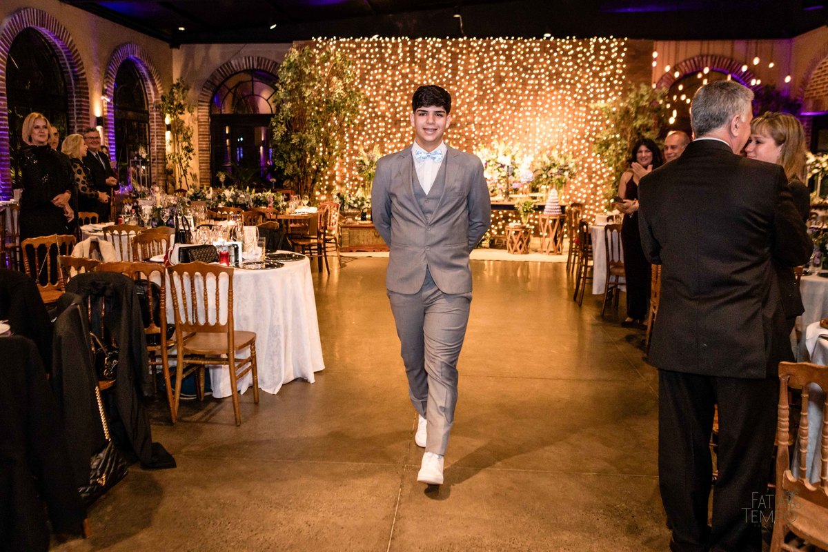 debutante, luxo, sofisticação, elegância, glamour, festa, cenário, brilho, requinte, estilo, decoração, vestido, balada, beleza, produção, exclusividade, juventude, comemoração, emoção, charme, iluminação, fotografia, ambiente, detalhes, evento, presença,