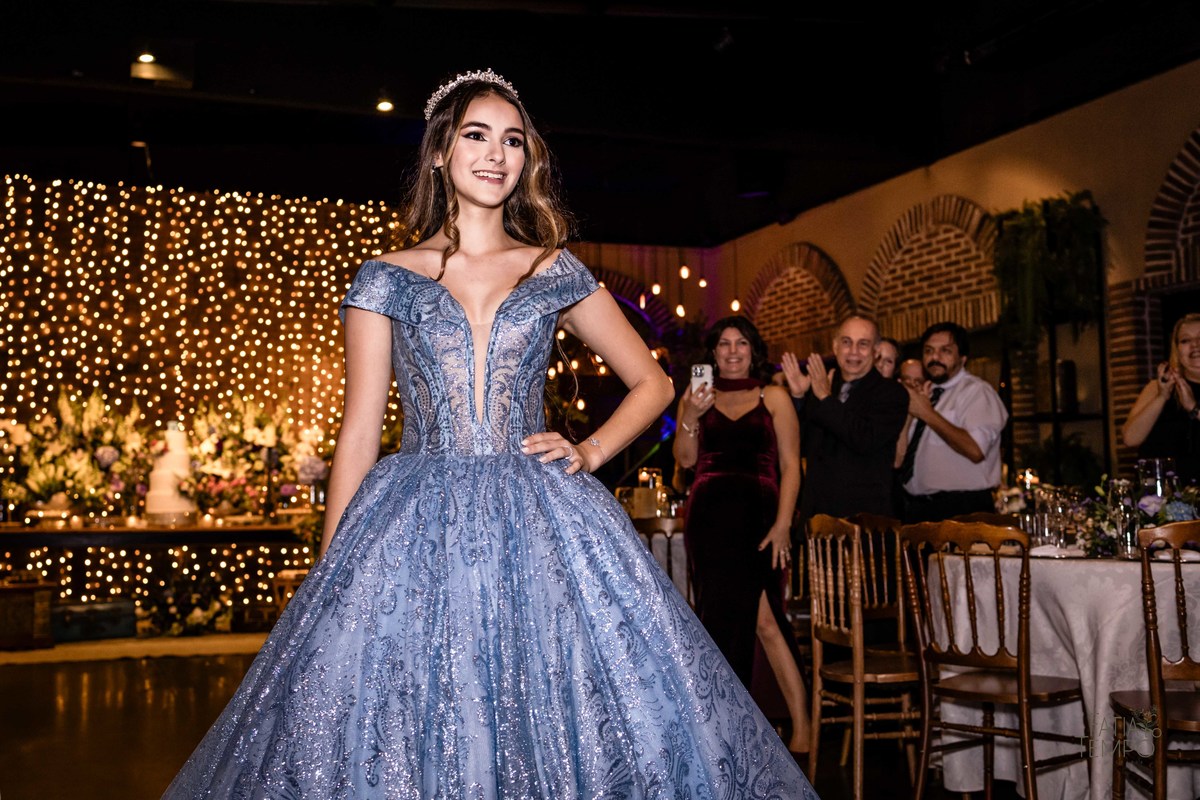 debutante, luxo, sofisticação, elegância, glamour, festa, cenário, brilho, requinte, estilo, decoração, vestido, balada, beleza, produção, exclusividade, juventude, comemoração, emoção, charme, iluminação, fotografia, ambiente, detalhes, evento, presença,