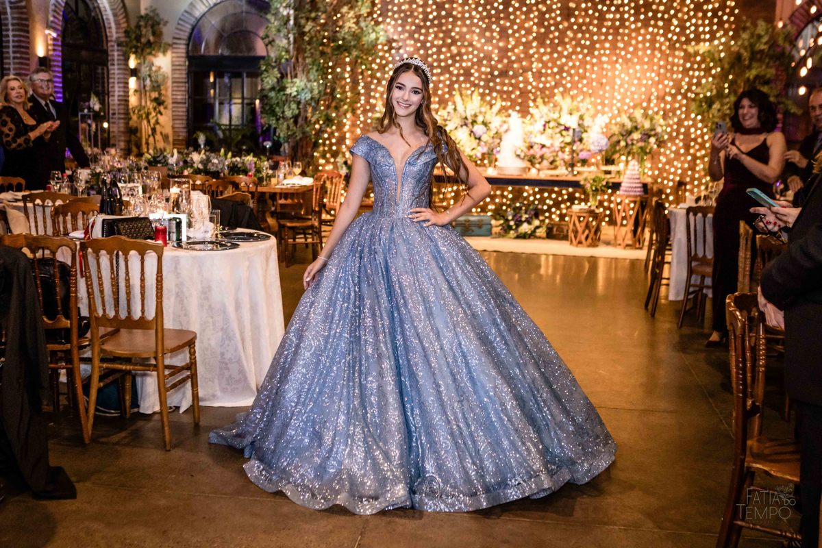 debutante, luxo, sofisticação, elegância, glamour, festa, cenário, brilho, requinte, estilo, decoração, vestido, balada, beleza, produção, exclusividade, juventude, comemoração, emoção, charme, iluminação, fotografia, ambiente, detalhes, evento, presença,