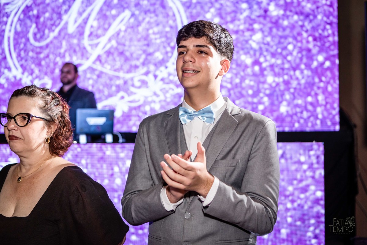 debutante, luxo, sofisticação, elegância, glamour, festa, cenário, brilho, requinte, estilo, decoração, vestido, balada, beleza, produção, exclusividade, juventude, comemoração, emoção, charme, iluminação, fotografia, ambiente, detalhes, evento, presença,