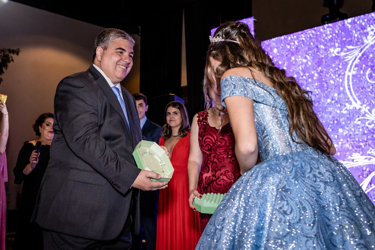 debutante, luxo, sofisticação, elegância, glamour, festa, cenário, brilho, requinte, estilo, decoração, vestido, balada, beleza, produção, exclusividade, juventude, comemoração, emoção, charme, iluminação, fotografia, ambiente, detalhes, evento, presença,