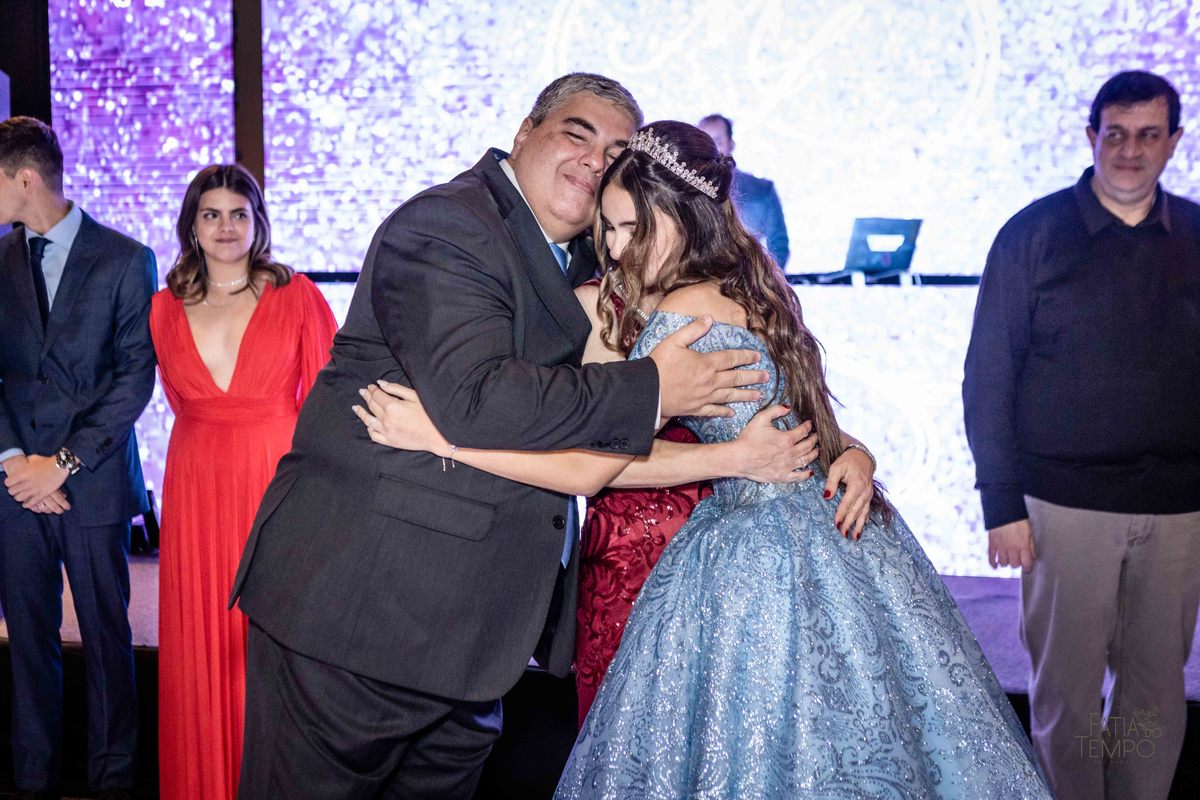 debutante, luxo, sofisticação, elegância, glamour, festa, cenário, brilho, requinte, estilo, decoração, vestido, balada, beleza, produção, exclusividade, juventude, comemoração, emoção, charme, iluminação, fotografia, ambiente, detalhes, evento, presença,