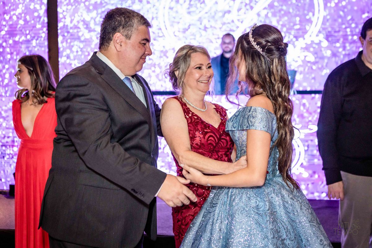 debutante, luxo, sofisticação, elegância, glamour, festa, cenário, brilho, requinte, estilo, decoração, vestido, balada, beleza, produção, exclusividade, juventude, comemoração, emoção, charme, iluminação, fotografia, ambiente, detalhes, evento, presença,