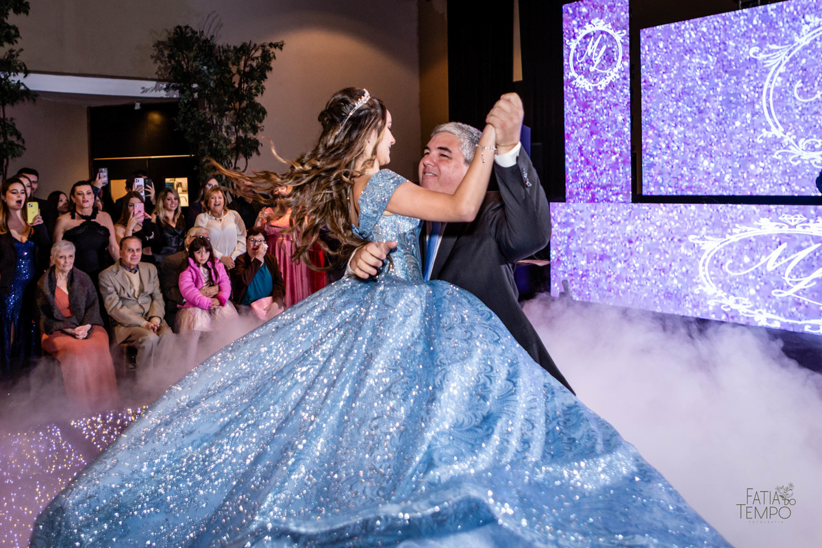 debutante, luxo, sofisticação, elegância, glamour, festa, cenário, brilho, requinte, estilo, decoração, vestido, balada, beleza, produção, exclusividade, juventude, comemoração, emoção, charme, iluminação, fotografia, ambiente, detalhes, evento, presença,