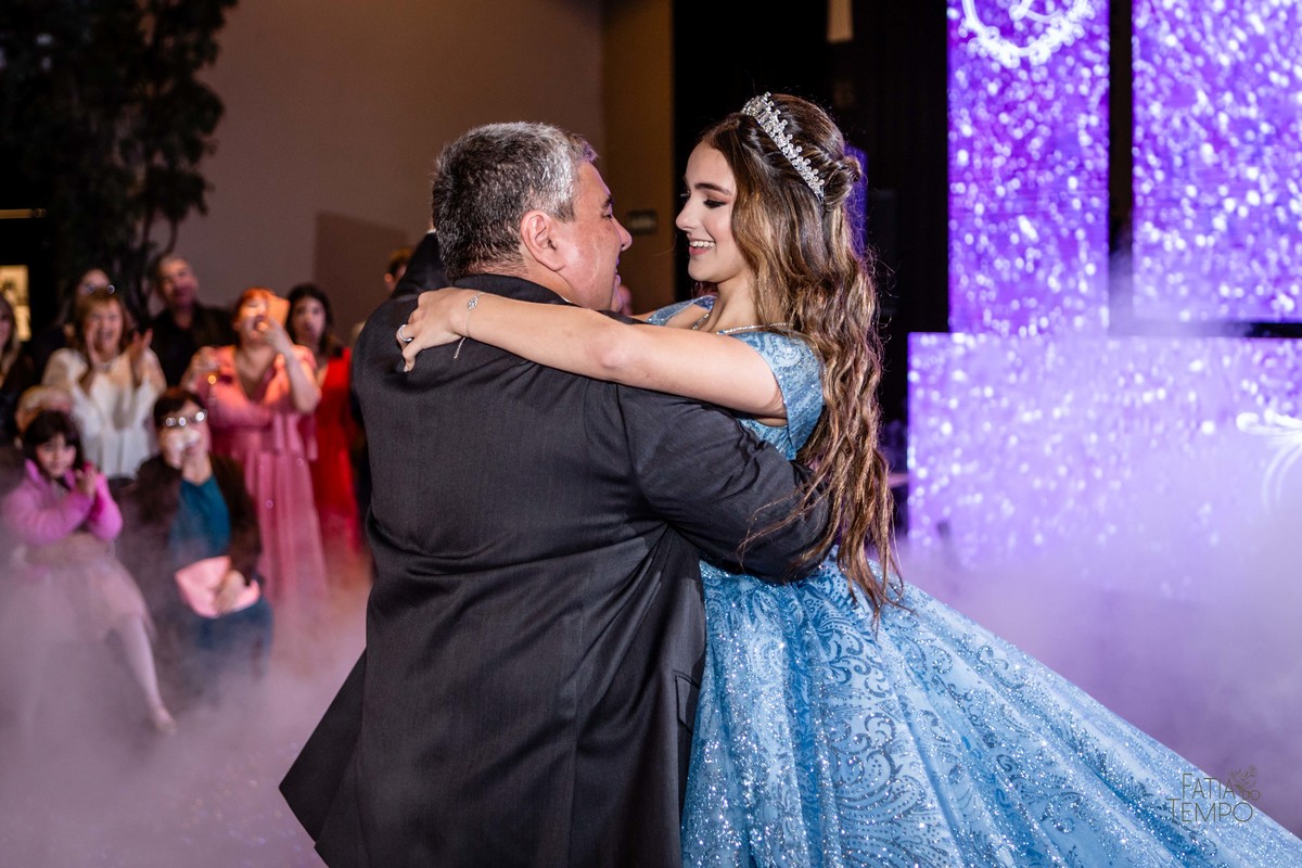 debutante, luxo, sofisticação, elegância, glamour, festa, cenário, brilho, requinte, estilo, decoração, vestido, balada, beleza, produção, exclusividade, juventude, comemoração, emoção, charme, iluminação, fotografia, ambiente, detalhes, evento, presença,