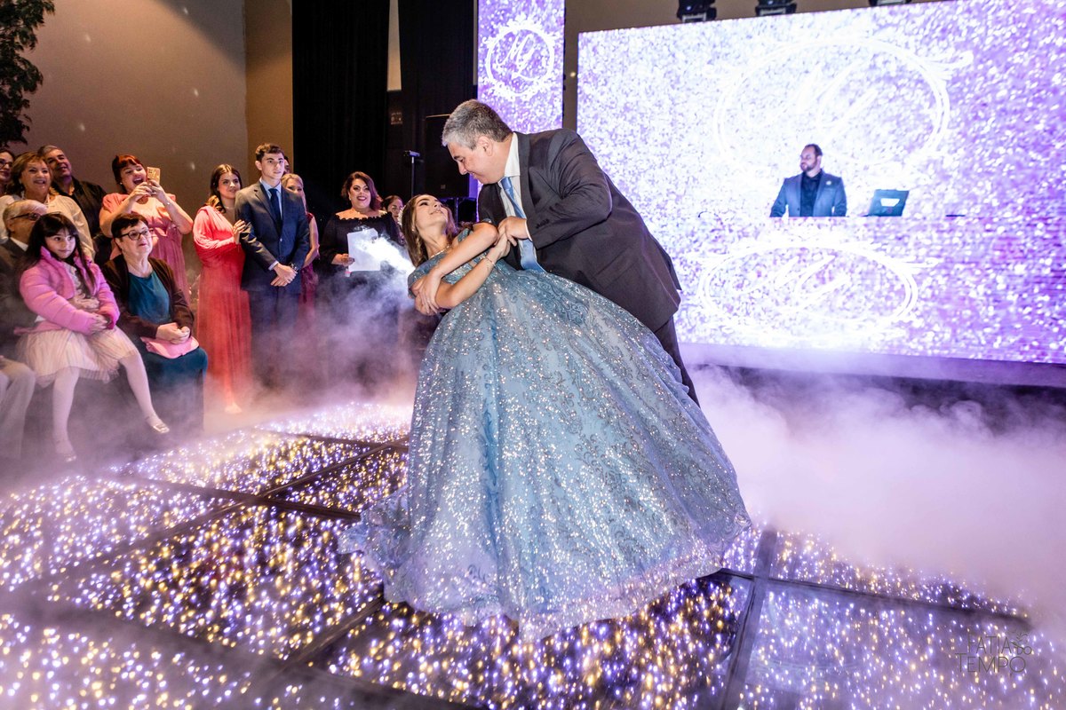 debutante, luxo, sofisticação, elegância, glamour, festa, cenário, brilho, requinte, estilo, decoração, vestido, balada, beleza, produção, exclusividade, juventude, comemoração, emoção, charme, iluminação, fotografia, ambiente, detalhes, evento, presença,