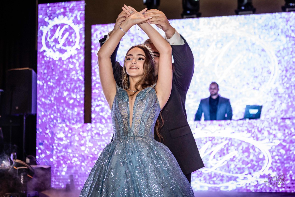 debutante, luxo, sofisticação, elegância, glamour, festa, cenário, brilho, requinte, estilo, decoração, vestido, balada, beleza, produção, exclusividade, juventude, comemoração, emoção, charme, iluminação, fotografia, ambiente, detalhes, evento, presença,