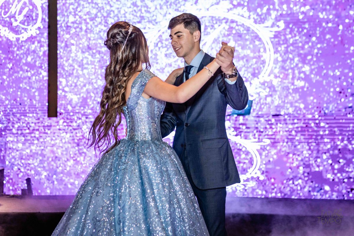 debutante, luxo, sofisticação, elegância, glamour, festa, cenário, brilho, requinte, estilo, decoração, vestido, balada, beleza, produção, exclusividade, juventude, comemoração, emoção, charme, iluminação, fotografia, ambiente, detalhes, evento, presença,