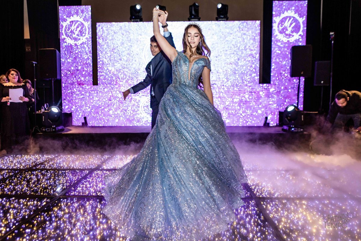 debutante, luxo, sofisticação, elegância, glamour, festa, cenário, brilho, requinte, estilo, decoração, vestido, balada, beleza, produção, exclusividade, juventude, comemoração, emoção, charme, iluminação, fotografia, ambiente, detalhes, evento, presença,