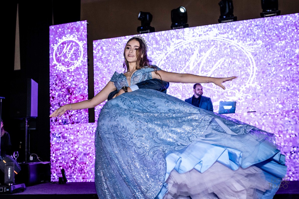 debutante, luxo, sofisticação, elegância, glamour, festa, cenário, brilho, requinte, estilo, decoração, vestido, balada, beleza, produção, exclusividade, juventude, comemoração, emoção, charme, iluminação, fotografia, ambiente, detalhes, evento, presença,