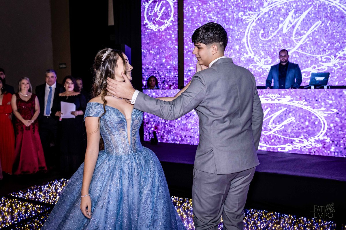 debutante, luxo, sofisticação, elegância, glamour, festa, cenário, brilho, requinte, estilo, decoração, vestido, balada, beleza, produção, exclusividade, juventude, comemoração, emoção, charme, iluminação, fotografia, ambiente, detalhes, evento, presença,