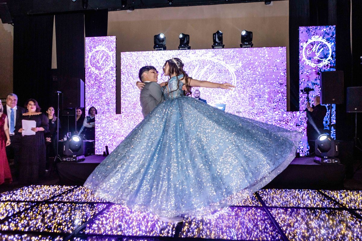 debutante, luxo, sofisticação, elegância, glamour, festa, cenário, brilho, requinte, estilo, decoração, vestido, balada, beleza, produção, exclusividade, juventude, comemoração, emoção, charme, iluminação, fotografia, ambiente, detalhes, evento, presença,