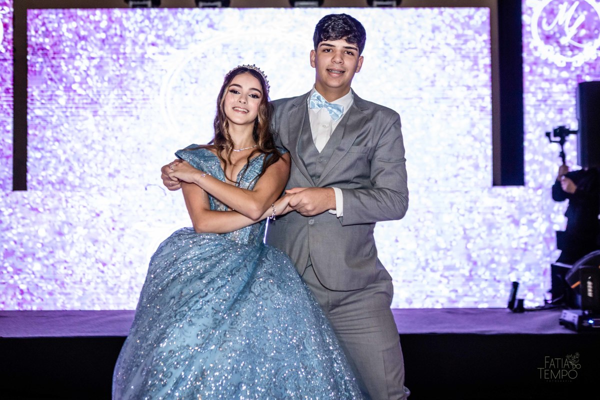 debutante, luxo, sofisticação, elegância, glamour, festa, cenário, brilho, requinte, estilo, decoração, vestido, balada, beleza, produção, exclusividade, juventude, comemoração, emoção, charme, iluminação, fotografia, ambiente, detalhes, evento, presença,