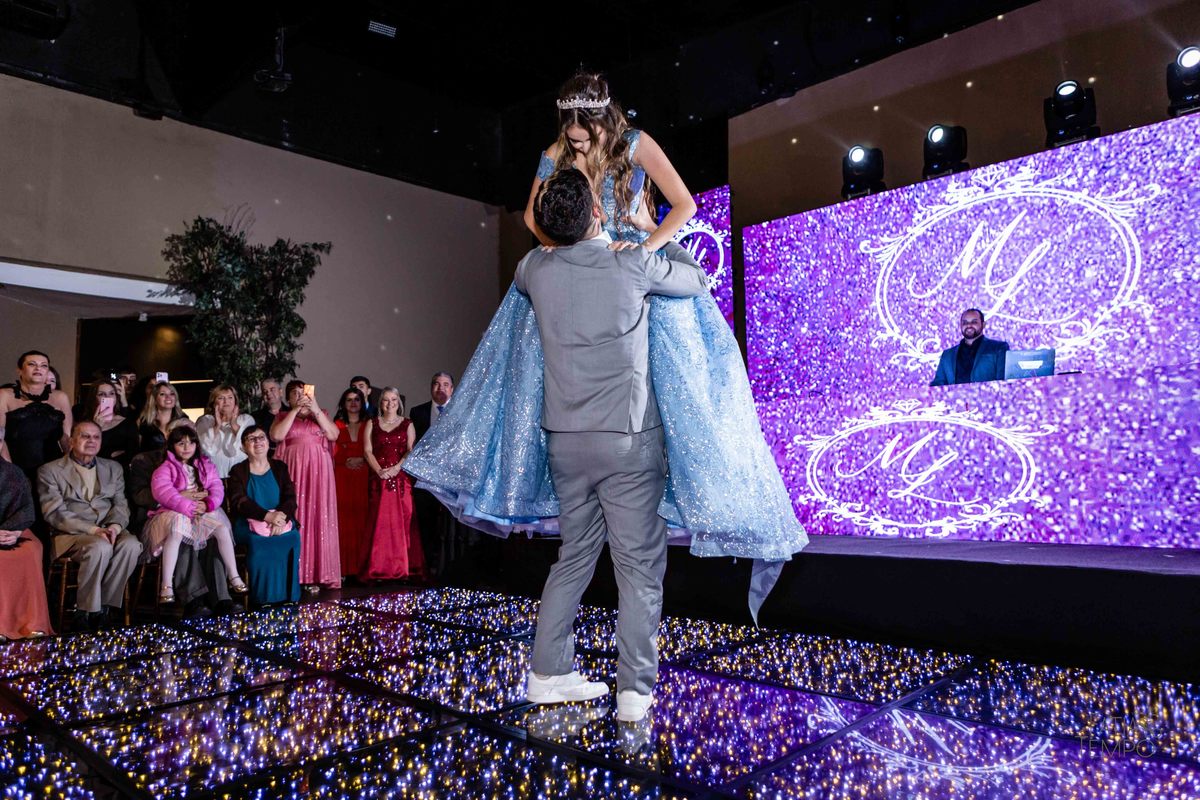 debutante, luxo, sofisticação, elegância, glamour, festa, cenário, brilho, requinte, estilo, decoração, vestido, balada, beleza, produção, exclusividade, juventude, comemoração, emoção, charme, iluminação, fotografia, ambiente, detalhes, evento, presença,