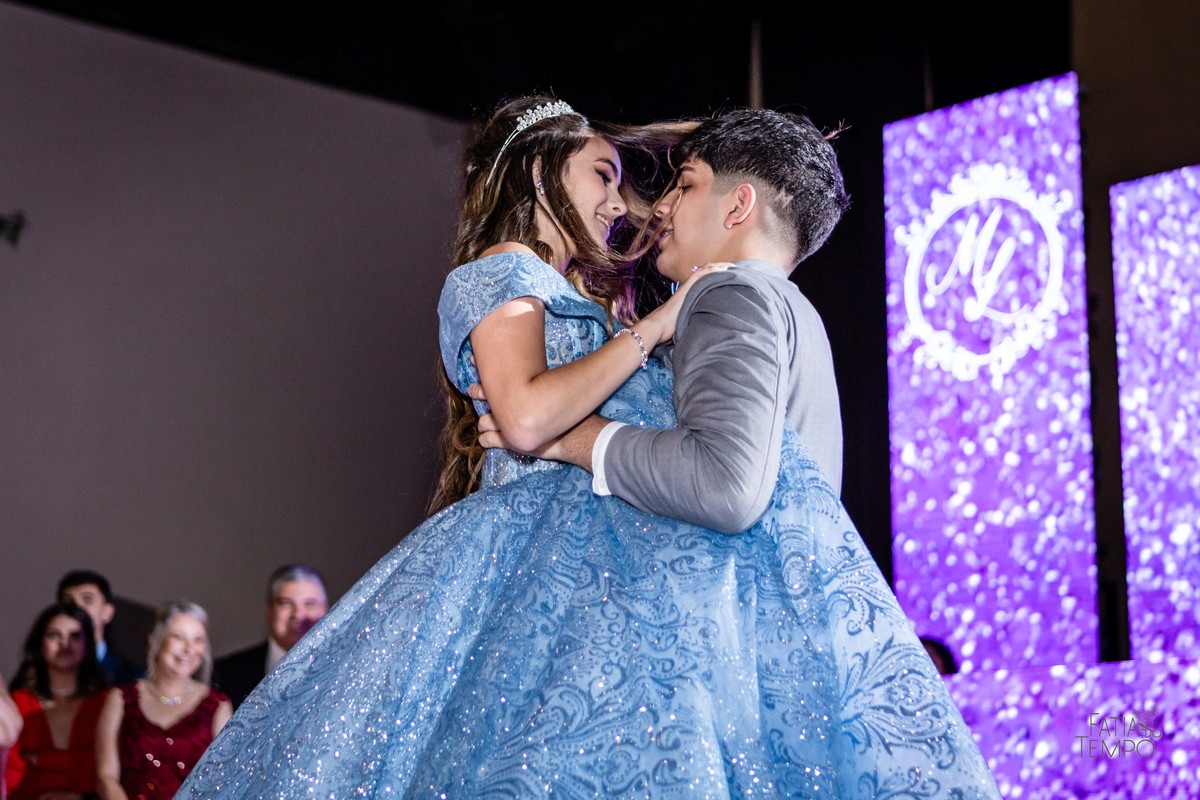 debutante, luxo, sofisticação, elegância, glamour, festa, cenário, brilho, requinte, estilo, decoração, vestido, balada, beleza, produção, exclusividade, juventude, comemoração, emoção, charme, iluminação, fotografia, ambiente, detalhes, evento, presença,