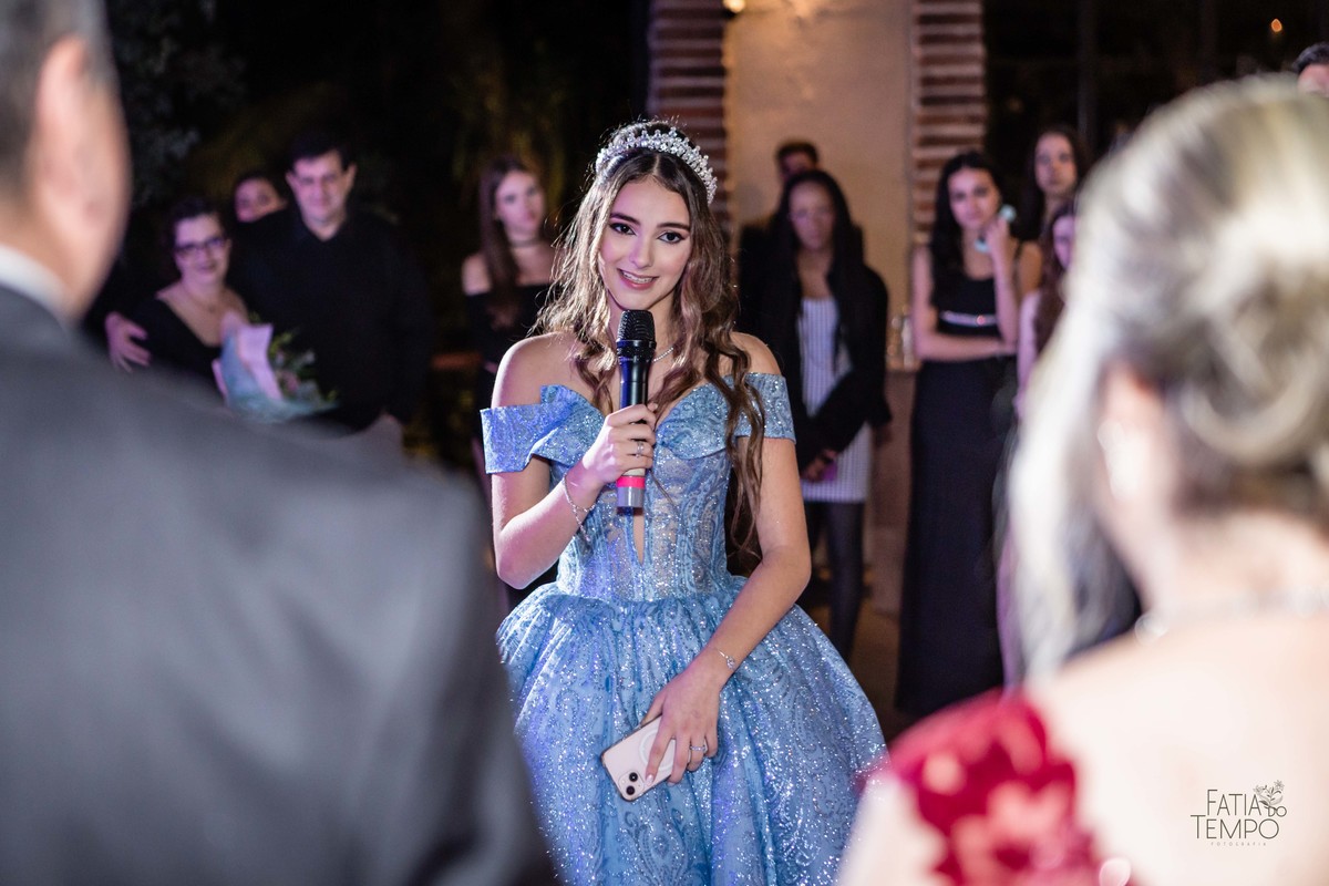 debutante, luxo, sofisticação, elegância, glamour, festa, cenário, brilho, requinte, estilo, decoração, vestido, balada, beleza, produção, exclusividade, juventude, comemoração, emoção, charme, iluminação, fotografia, ambiente, detalhes, evento, presença,