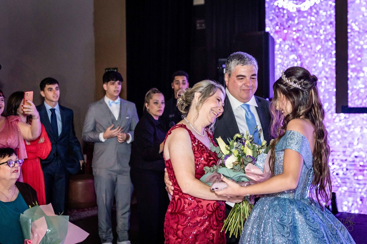 debutante, luxo, sofisticação, elegância, glamour, festa, cenário, brilho, requinte, estilo, decoração, vestido, balada, beleza, produção, exclusividade, juventude, comemoração, emoção, charme, iluminação, fotografia, ambiente, detalhes, evento, presença,