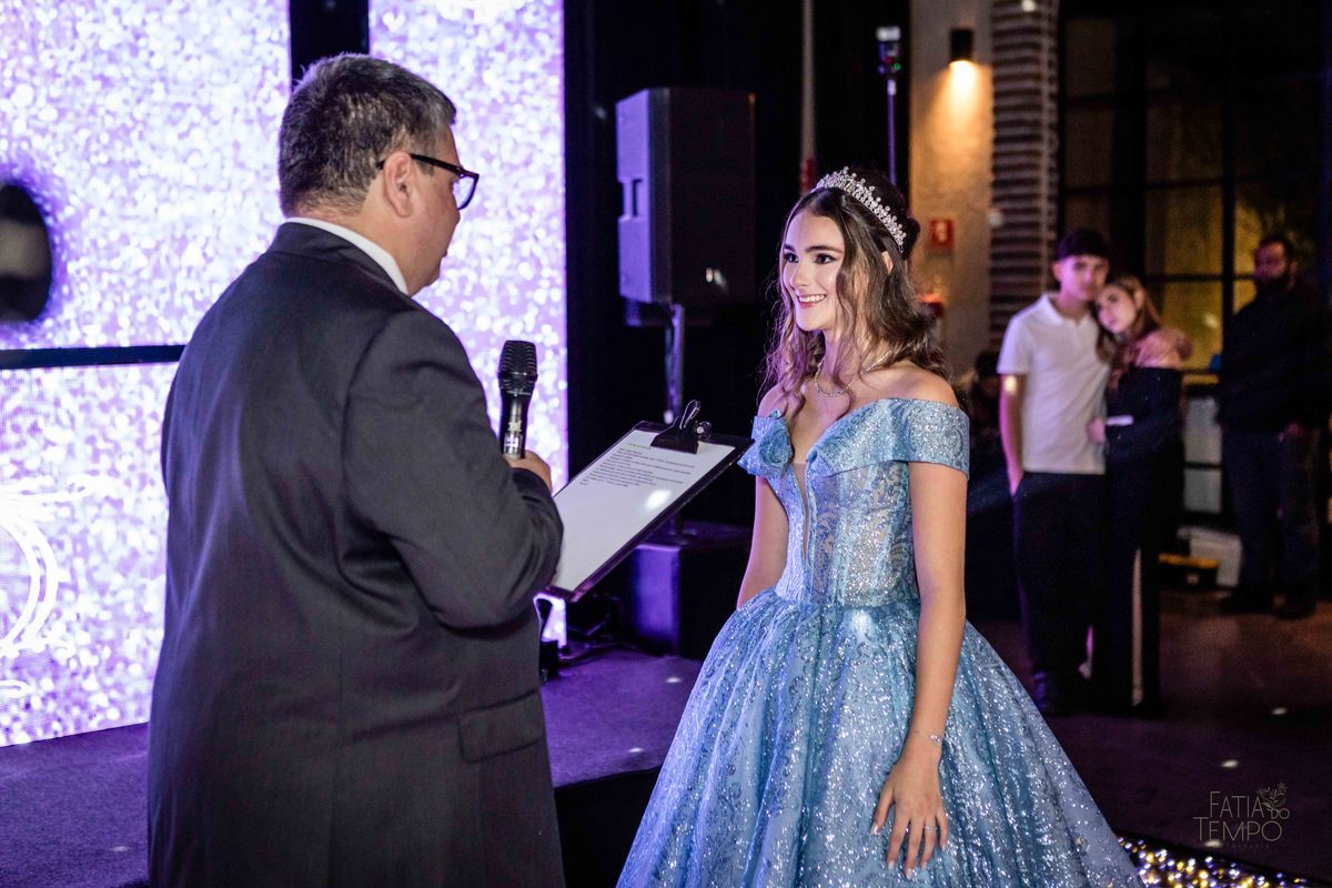 debutante, luxo, sofisticação, elegância, glamour, festa, cenário, brilho, requinte, estilo, decoração, vestido, balada, beleza, produção, exclusividade, juventude, comemoração, emoção, charme, iluminação, fotografia, ambiente, detalhes, evento, presença,