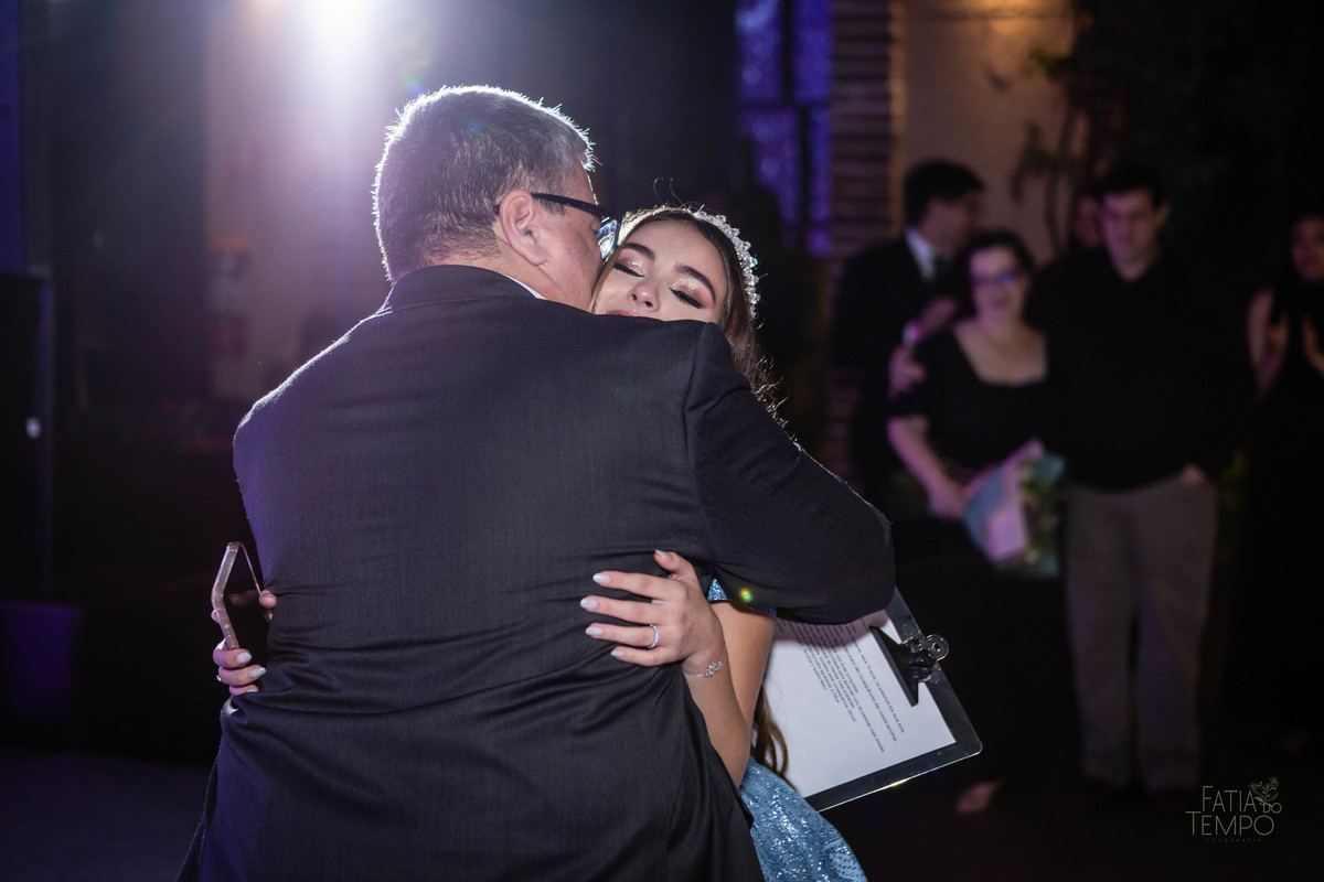 debutante, luxo, sofisticação, elegância, glamour, festa, cenário, brilho, requinte, estilo, decoração, vestido, balada, beleza, produção, exclusividade, juventude, comemoração, emoção, charme, iluminação, fotografia, ambiente, detalhes, evento, presença,