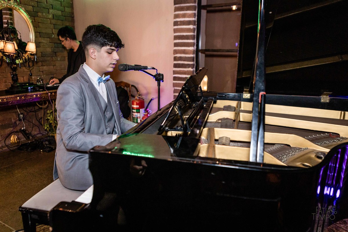 debutante, luxo, sofisticação, elegância, glamour, festa, cenário, brilho, requinte, estilo, decoração, vestido, balada, beleza, produção, exclusividade, juventude, comemoração, emoção, charme, iluminação, fotografia, ambiente, detalhes, evento, presença,