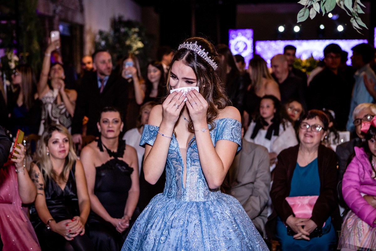 debutante, luxo, sofisticação, elegância, glamour, festa, cenário, brilho, requinte, estilo, decoração, vestido, balada, beleza, produção, exclusividade, juventude, comemoração, emoção, charme, iluminação, fotografia, ambiente, detalhes, evento, presença,