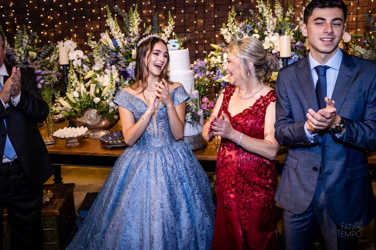 debutante, luxo, sofisticação, elegância, glamour, festa, cenário, brilho, requinte, estilo, decoração, vestido, balada, beleza, produção, exclusividade, juventude, comemoração, emoção, charme, iluminação, fotografia, ambiente, detalhes, evento, presença,