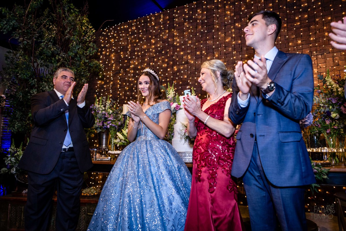 debutante, luxo, sofisticação, elegância, glamour, festa, cenário, brilho, requinte, estilo, decoração, vestido, balada, beleza, produção, exclusividade, juventude, comemoração, emoção, charme, iluminação, fotografia, ambiente, detalhes, evento, presença,