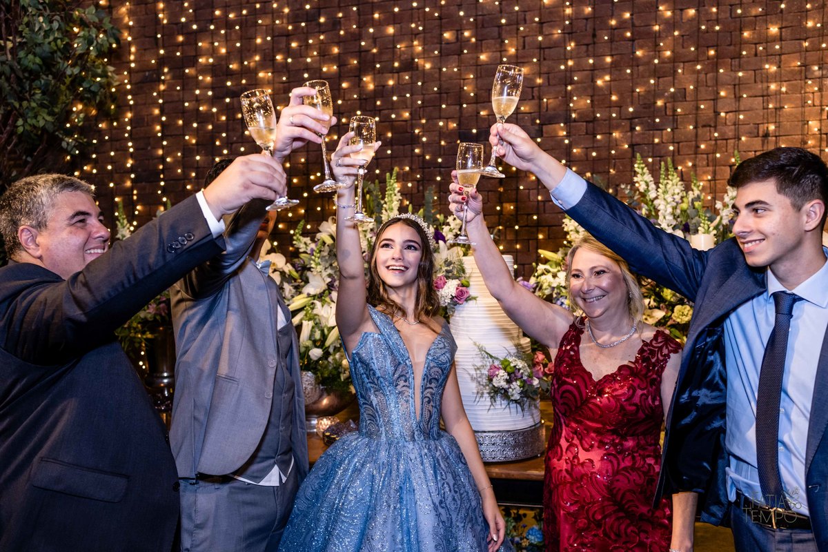 debutante, luxo, sofisticação, elegância, glamour, festa, cenário, brilho, requinte, estilo, decoração, vestido, balada, beleza, produção, exclusividade, juventude, comemoração, emoção, charme, iluminação, fotografia, ambiente, detalhes, evento, presença,