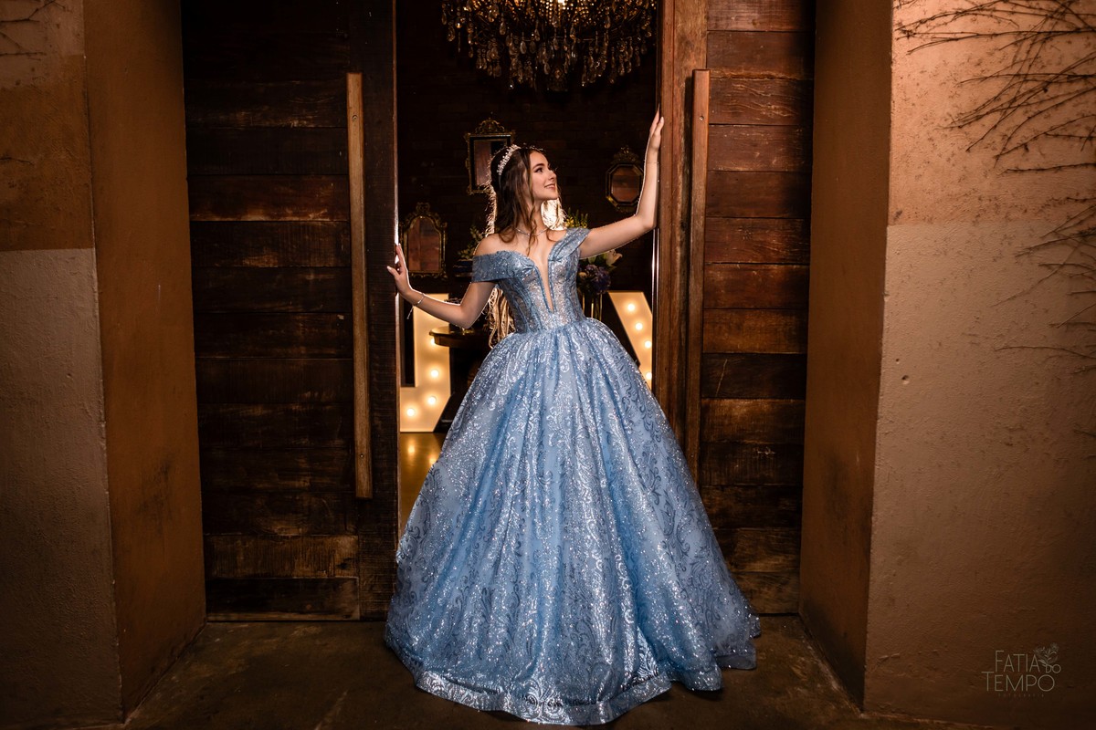 debutante, luxo, sofisticação, elegância, glamour, festa, cenário, brilho, requinte, estilo, decoração, vestido, balada, beleza, produção, exclusividade, juventude, comemoração, emoção, charme, iluminação, fotografia, ambiente, detalhes, evento, presença,