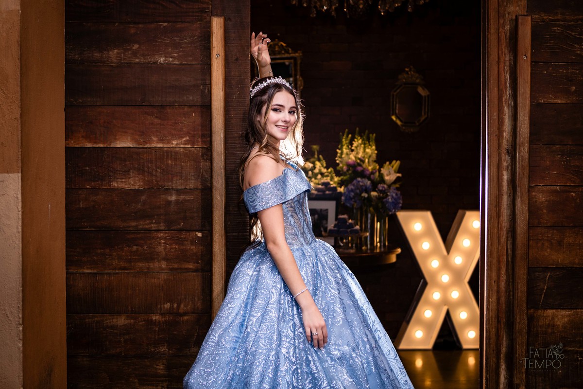 debutante, luxo, sofisticação, elegância, glamour, festa, cenário, brilho, requinte, estilo, decoração, vestido, balada, beleza, produção, exclusividade, juventude, comemoração, emoção, charme, iluminação, fotografia, ambiente, detalhes, evento, presença,