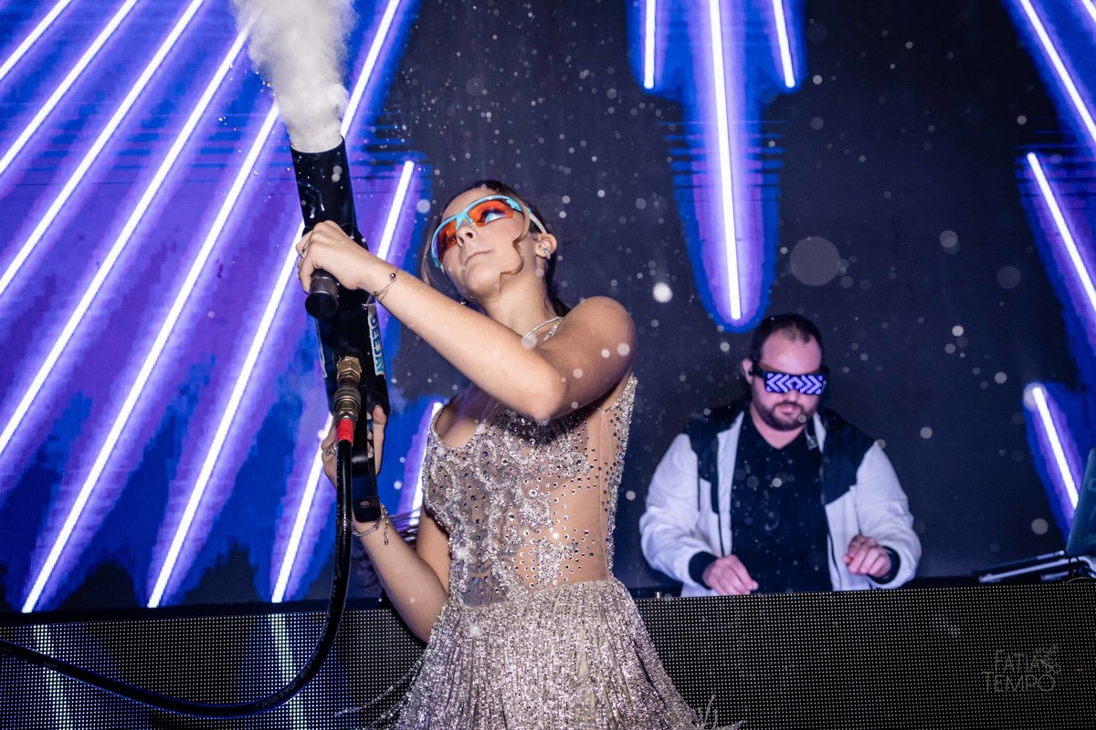 debutante, luxo, sofisticação, elegância, glamour, festa, cenário, brilho, requinte, estilo, decoração, vestido, balada, beleza, produção, exclusividade, juventude, comemoração, emoção, charme, iluminação, fotografia, ambiente, detalhes, evento, presença,